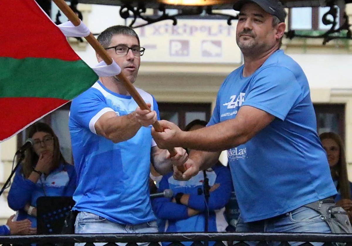 Alex Orena y Juanjo Etxarte ondean una ikurriña.