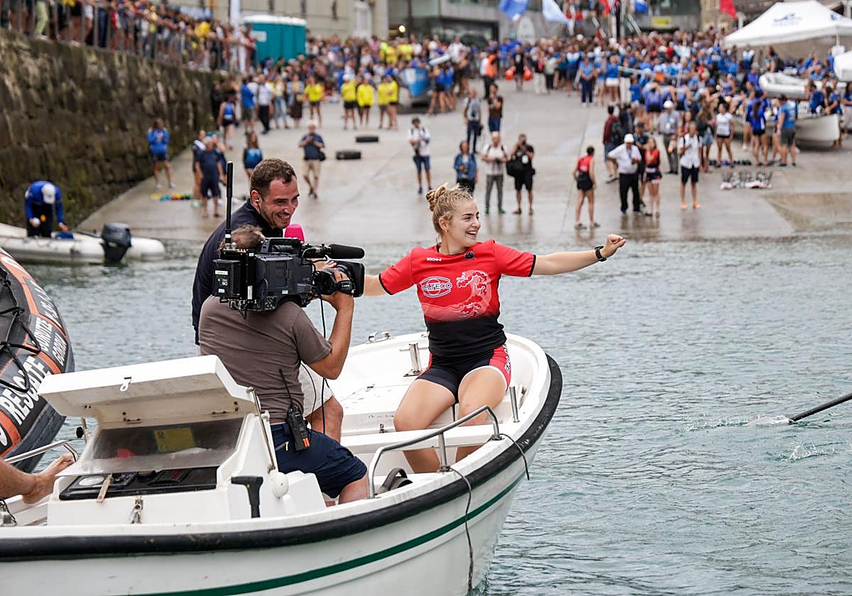 El momento en el que Maddi Aramburu se da cuenta de que la sanción a Zarautz le da el pase a Zumaia.
