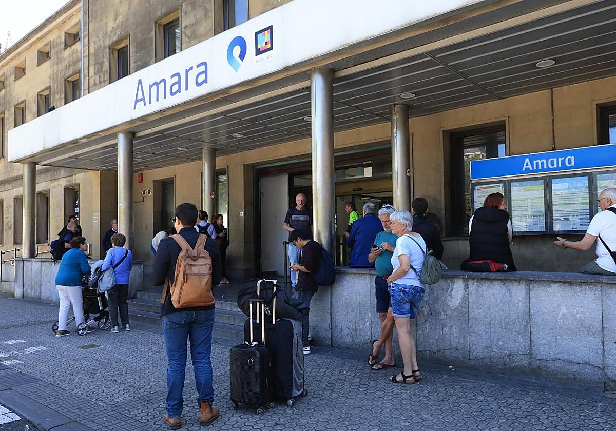 Pasajeros en la entrada de la estación de Amara.