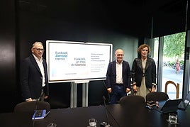 El consejero Juan Ignacio Pérez Iglesias, junto a Adolfo Morais, viceconsejero de Ciencia e Innovación y Amaia Esquisabel, directora de Política Científica, en la presentación del programa.