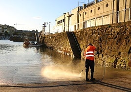 Un operario trabajando el miércoles con una manguera con agua a presión para limpiar los verdines de la rampa.