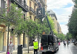 Parece sacado de contexto hablar ahora de las luces de Navidad pero, como todos los años, el cableado necesario para este espectáculo se empieza a colocar en pleno verano. Esta semana los operarios de la empresa Ximenez han comenzado a colocar cables para colgar los arcos en calles como San Marcial y Getaria.