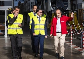 El lehendakari Pradales en una visita a las instalaciones de CAF en Beasain el pasado mes de abril.