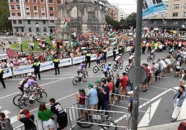 Activistas propalestinos protestan contra la presencia del Israel Premier Tech en el Sagrado Corazón de Bilbao.