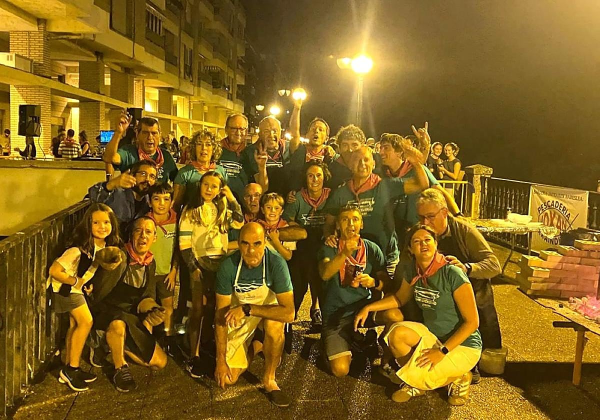 Animación en la fiesta tras disfrutar de la popular sardinada del sábado.