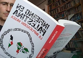 Aritz Usandizaga leyendo el libro que acaba de publicar sobre el tema de Palestina.