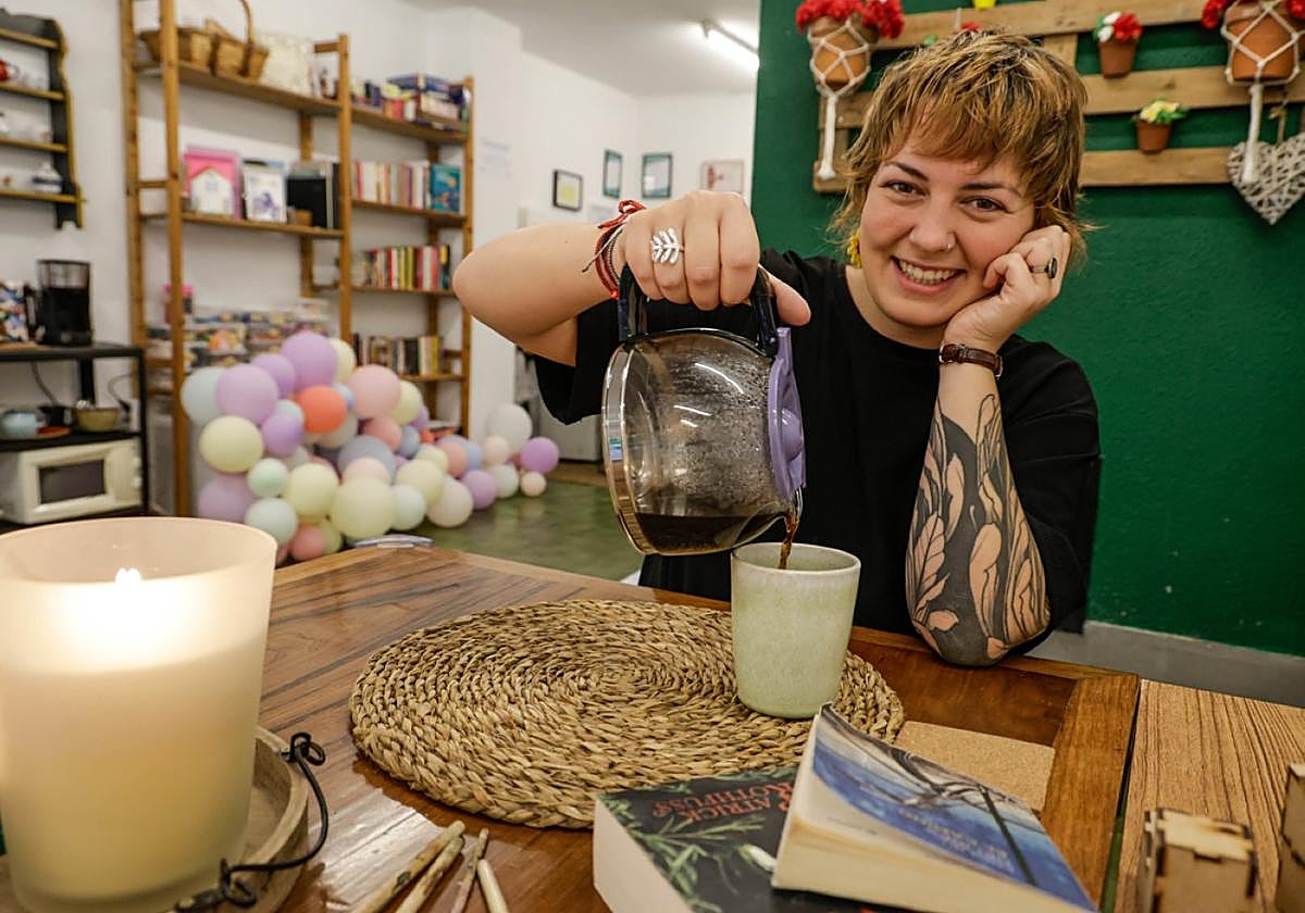 María, en su Cabaña de Gros, un refugio para enseñar con música, teatro... Algo mágico.
