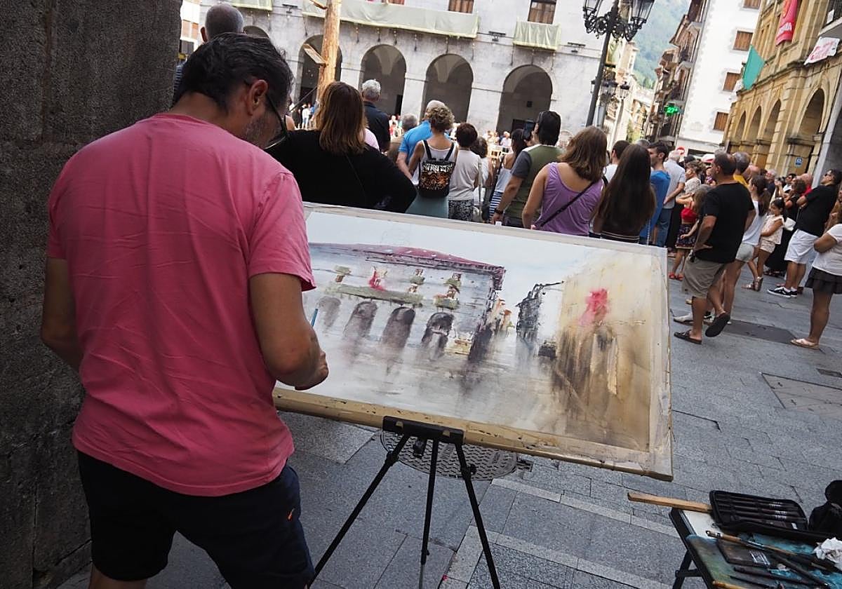 José Luis López pintando el cuadro con el que ganó el concurso de este año.