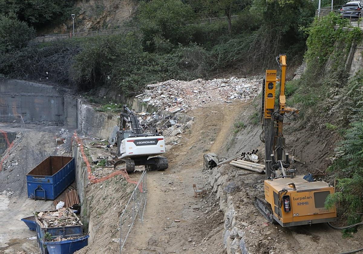 La demolición del viejo caserío Errezabal despeja el camino para las obras de la residencia