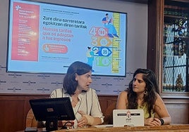 La delegada de Hacienda, Nuria Alzaga, y la técnica del área, Irati Tranche, presentaron la campaña para animar a la ciudadanía a realizar la solicitud para que se le apliquen las tasas según sus ingresos anuales.