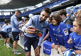 Brais se hace un selfie con una joven aficionada