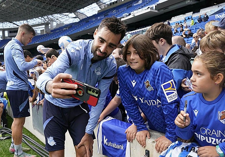 Brais se hace un selfie con una joven aficionada
