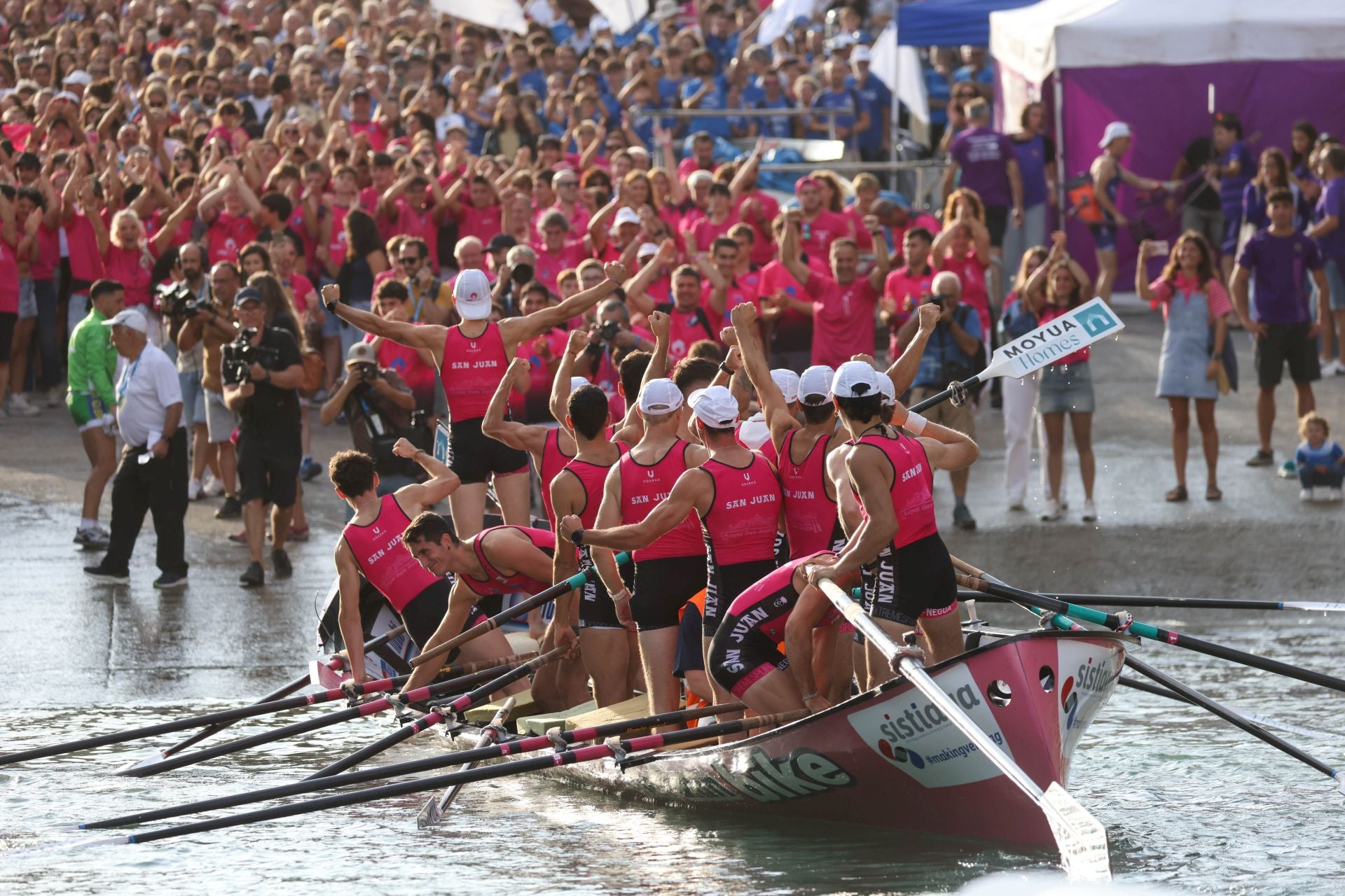 La marea rosa invade Donostia