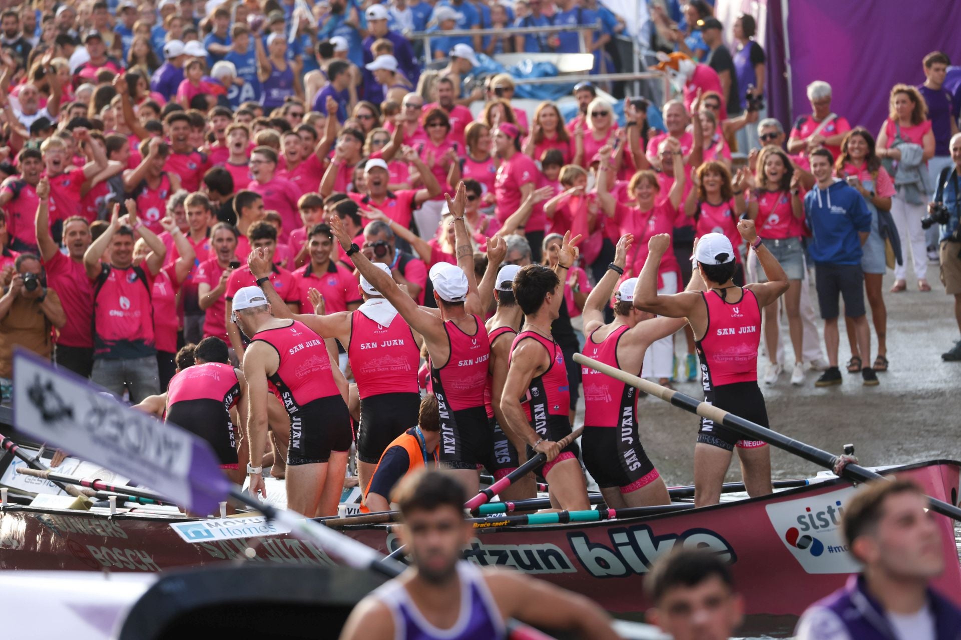 La marea rosa invade Donostia
