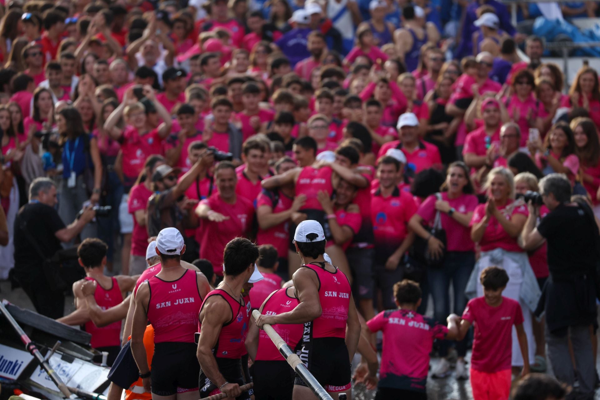 La marea rosa invade Donostia