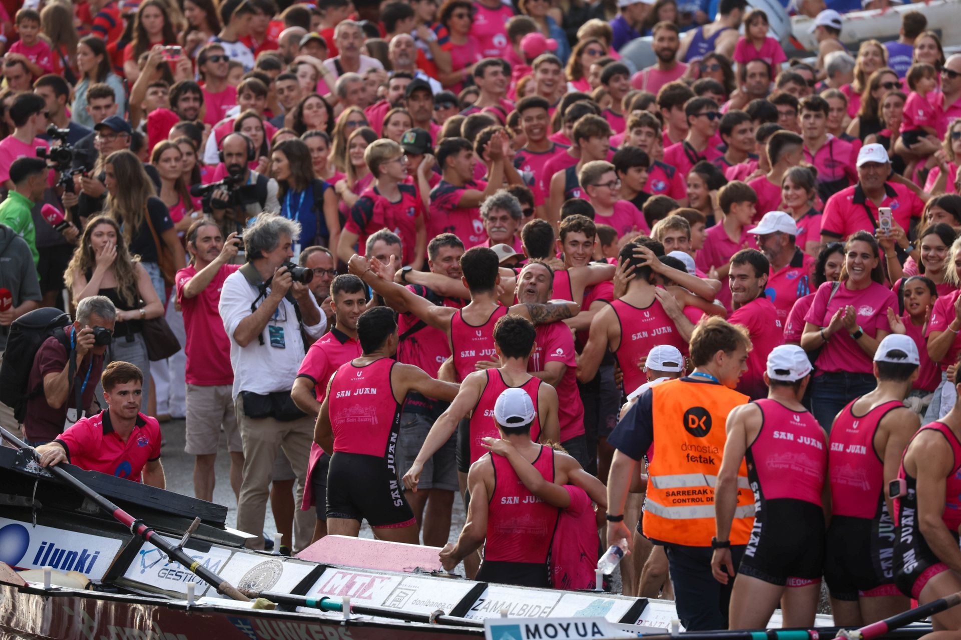 La marea rosa invade Donostia