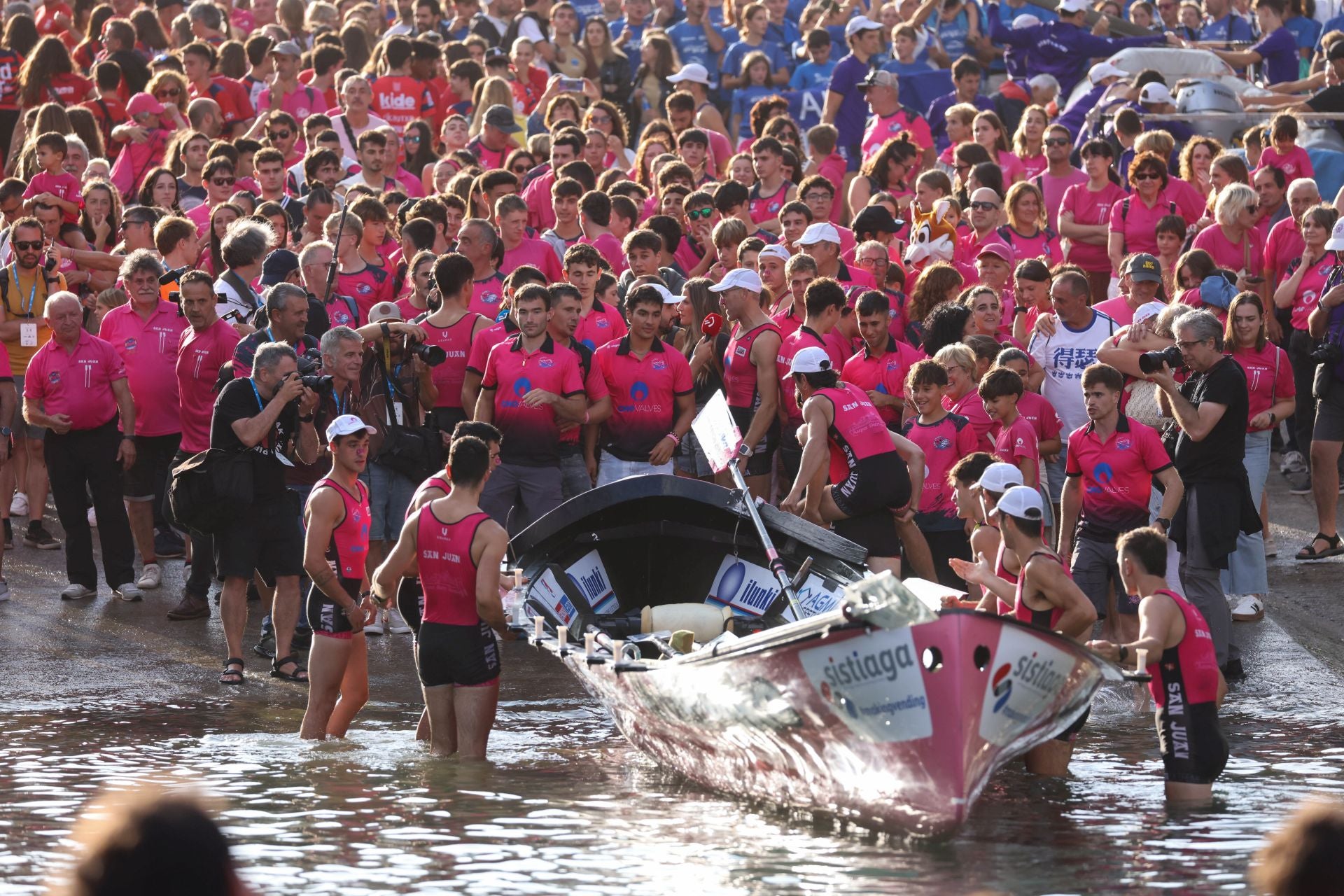 La marea rosa invade Donostia
