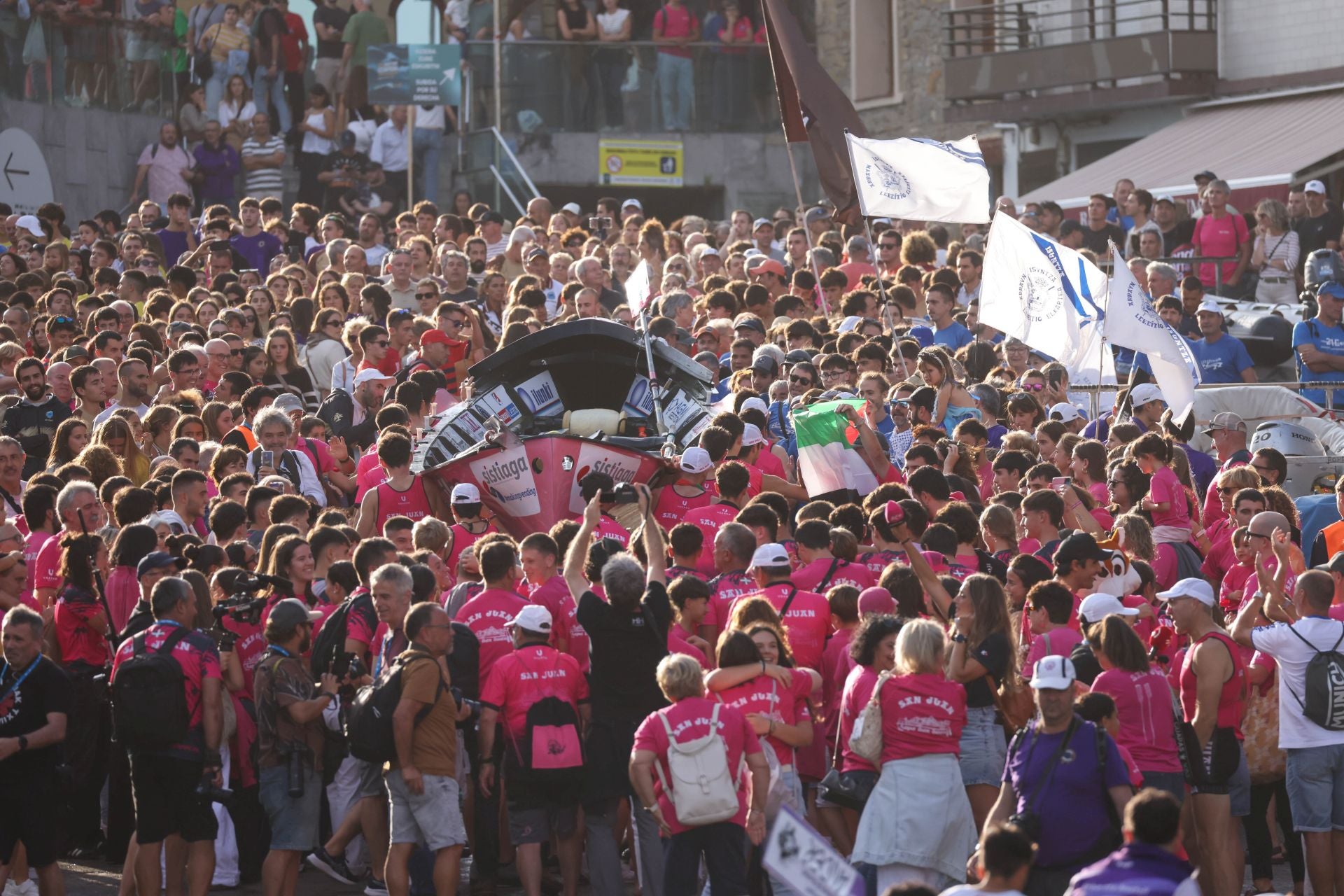 La marea rosa invade Donostia