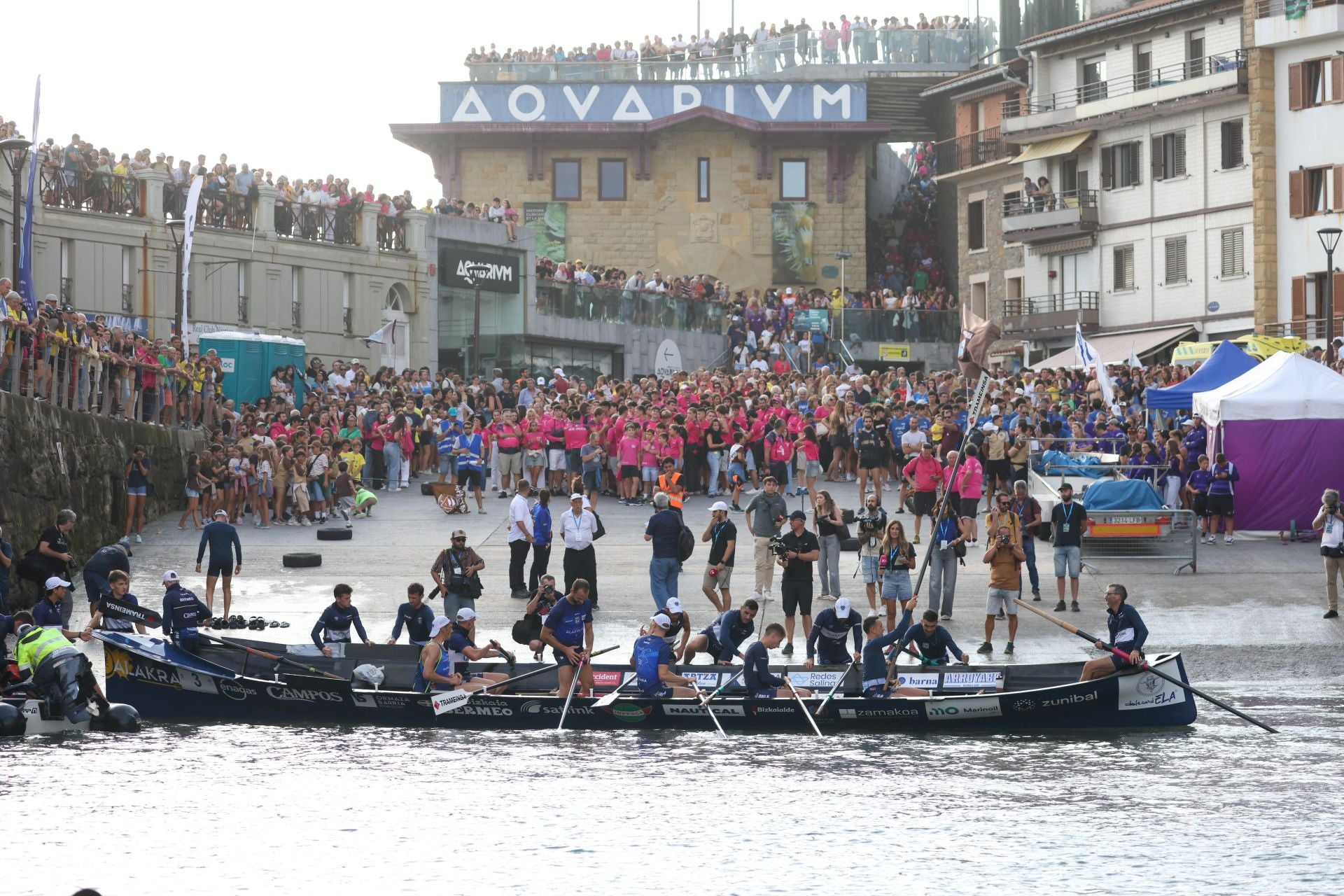 La marea rosa invade Donostia