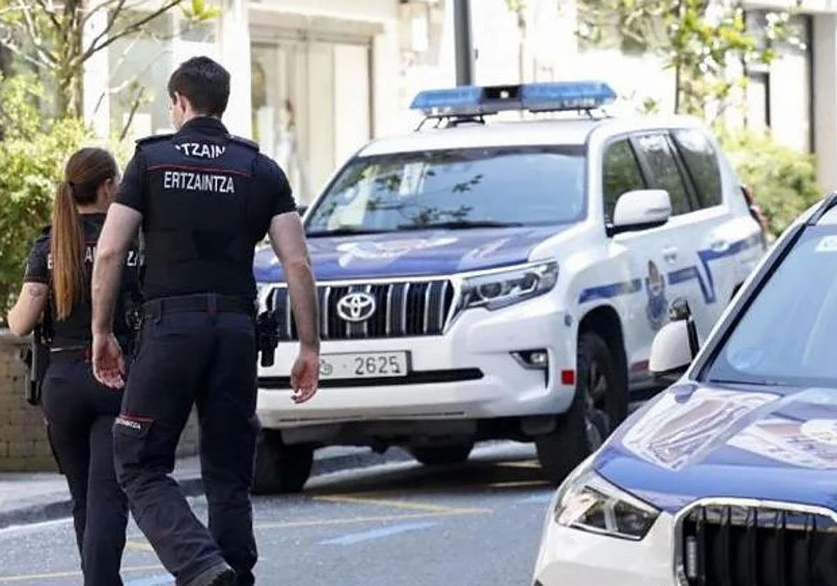 Dos agentes de la Ertzaintza
