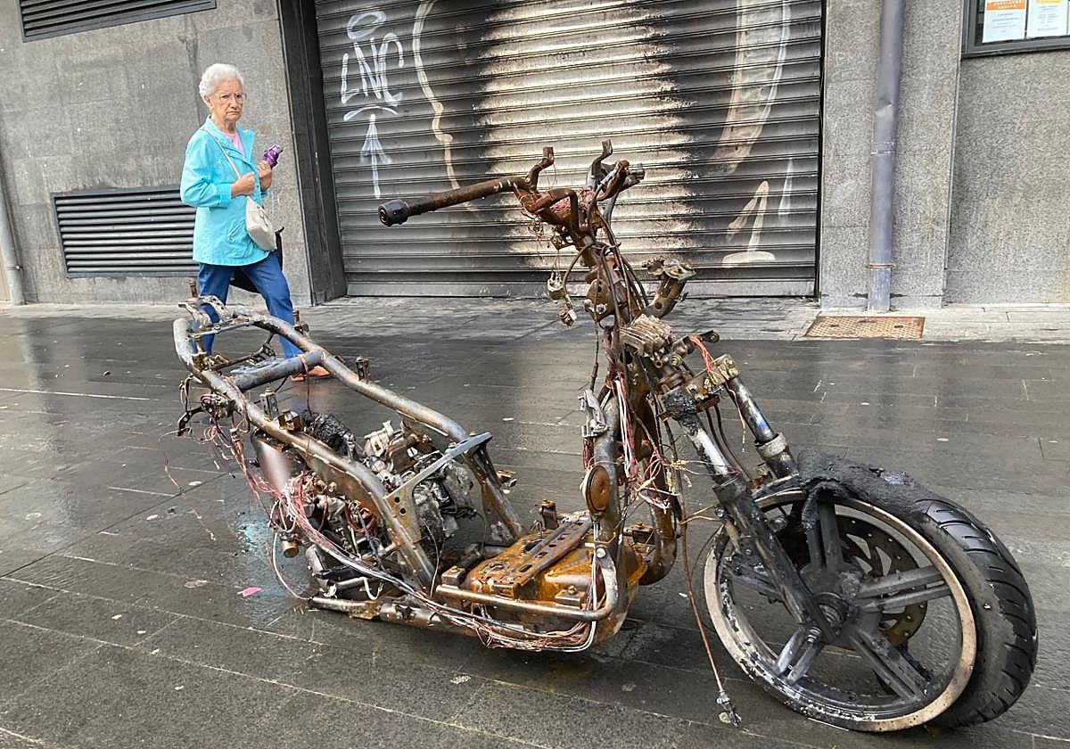 La motocicleta hecha añicos tras ser incediada en la Plaza Arroka de Donostia