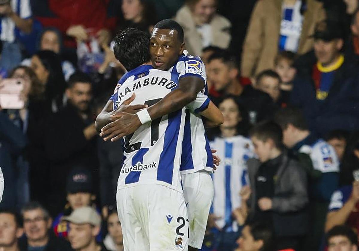 Becker se abraza a Aaramburu tras un gol con la Real de la pasada temporada