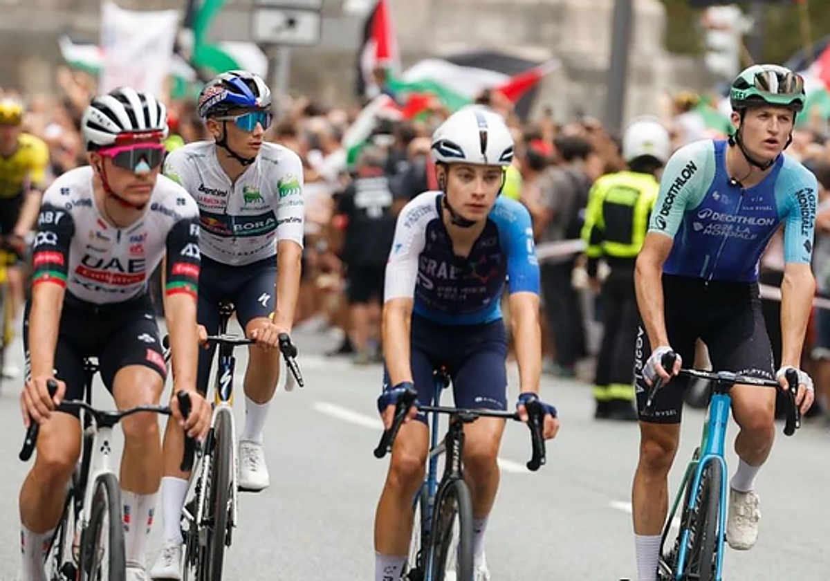 Un corredor de Israel Premier Tech llega a San Mamés tras suspenderse la etapa de la Vuelta en Bilbao.