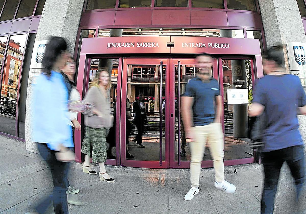 Exterior de la sede de la Hacienda foral, ubicada en el barrio de Errotaburu de San Sebastián.