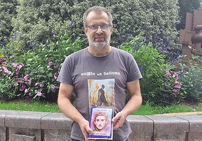 El escritor Xabier Susperregi, con su libro sobre Elisa Beltrán.