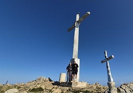 Jose Mari Legarra y Gorka Elizondo coincidieron en la cruz de Hernio, a la que cada uno le pidió su deseo.
