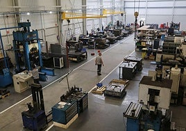Trabajadores de una empresa industrial guipuzcoana supervisan el material.