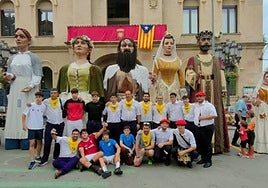 Los miembros de la comparsa recibieron una calurosa bienvenida en Villasart de Dalt (Cataluña).