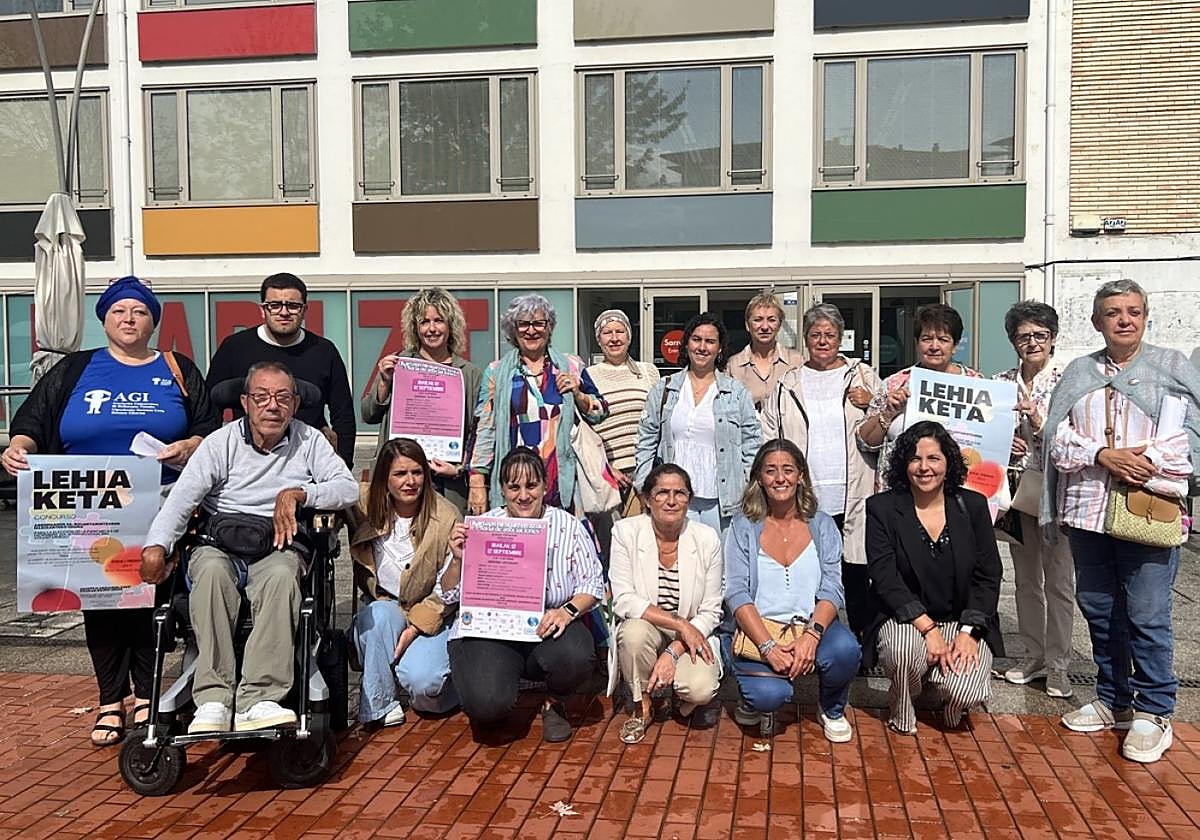 Representantes del Ayuntamiento y las asociaciones en la presentación de las actividades.