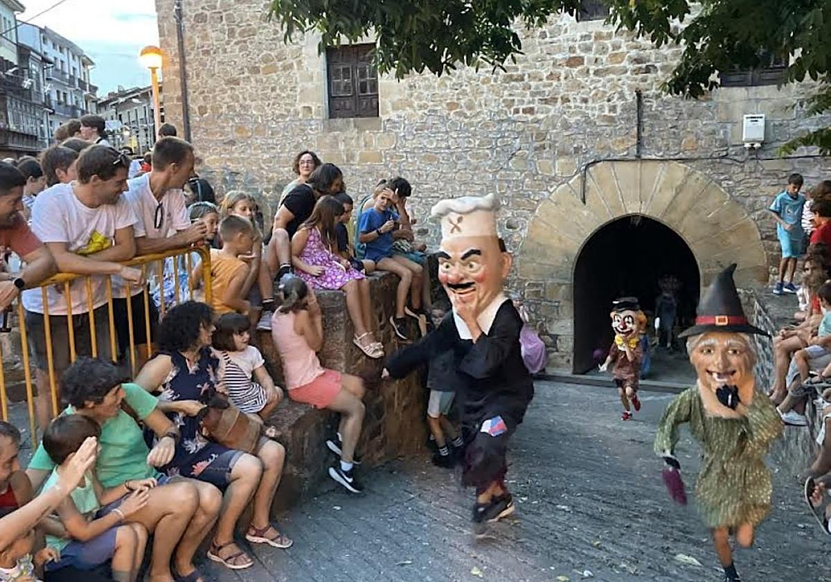 La salida y entrada de los txorimalos suele ser todo un espectáculo y sus pasacalles multitudinarios.