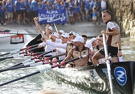La embarcación de Getaria celebra su clasificación en la rampa del Muelle.