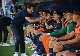 San José choca las manos a sus jugadores del banquillo en Ipurua.