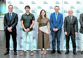 Vicente Atxa, Bakartxo Tejeria y Juan Ignacio Pérez junto al resto de representantes institucionales en la inauguración de ayer.