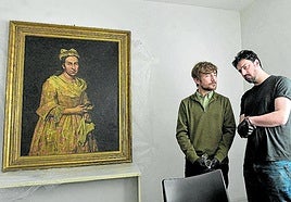 Agentes de la Fiscalía muestran el cuadro robado tras recuperarlo.