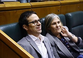 Los portavoces de EH Bildu, Pello Otxandiano y Nerea Kortajarena, en el Parlamento Vasco.