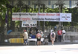 Un grupo de pensionistas recoge firmas en Donostia para equiparar las pensiones más bajas al SMI.