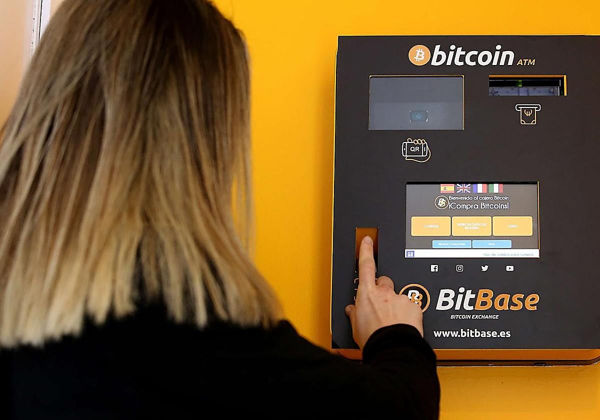 Una inversora realiza operaciones de compraventa de criptomonedas en una tienda especializada de San Sebastián.