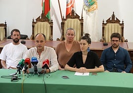 El alcalde Enparan, con integrantes del equipo de gobierno, ha valorado positivamente el auto.