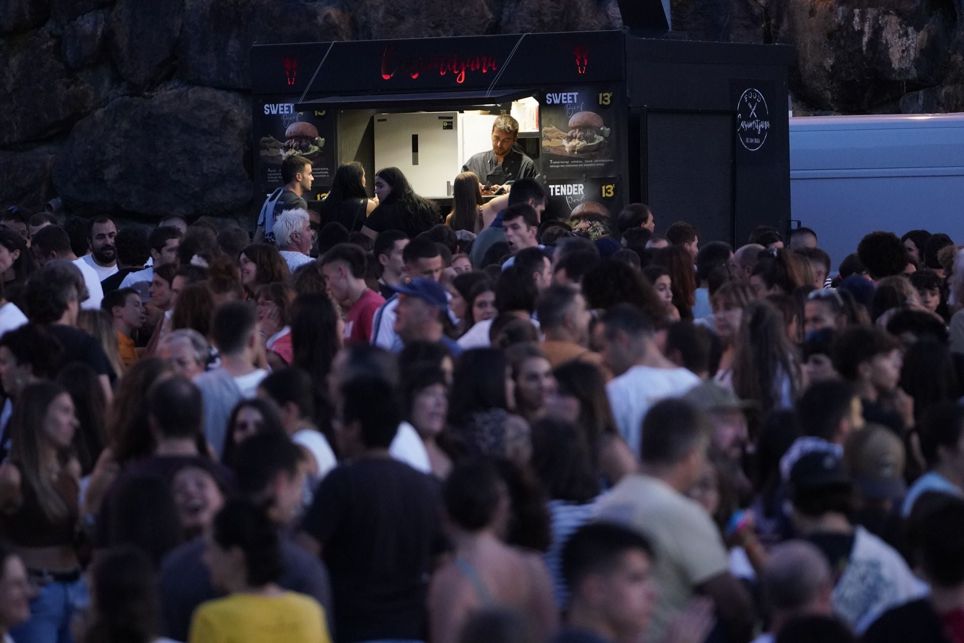 Ambiente de fiesta antes del concierto de Zetak