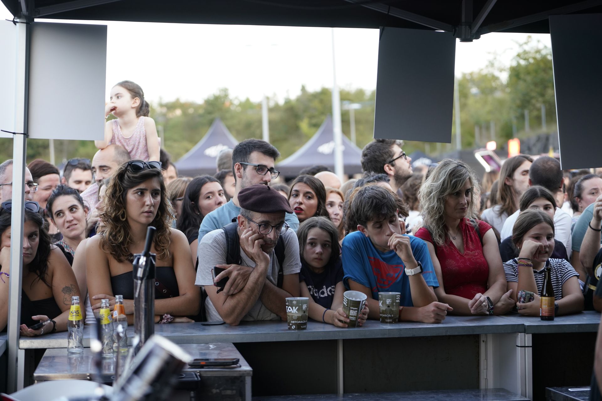 Ambiente de fiesta antes del concierto de Zetak