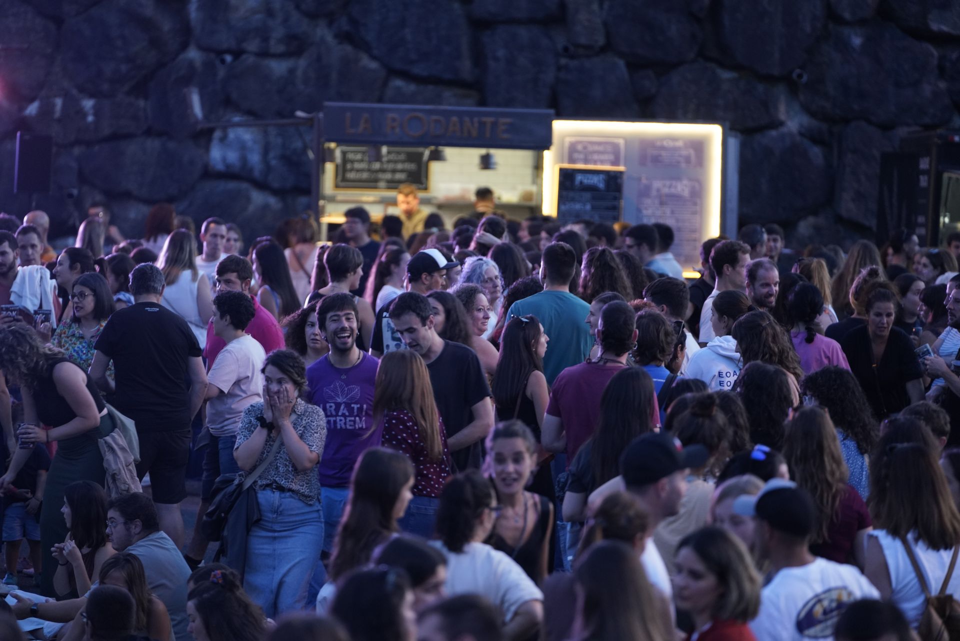 Ambiente de fiesta antes del concierto de Zetak