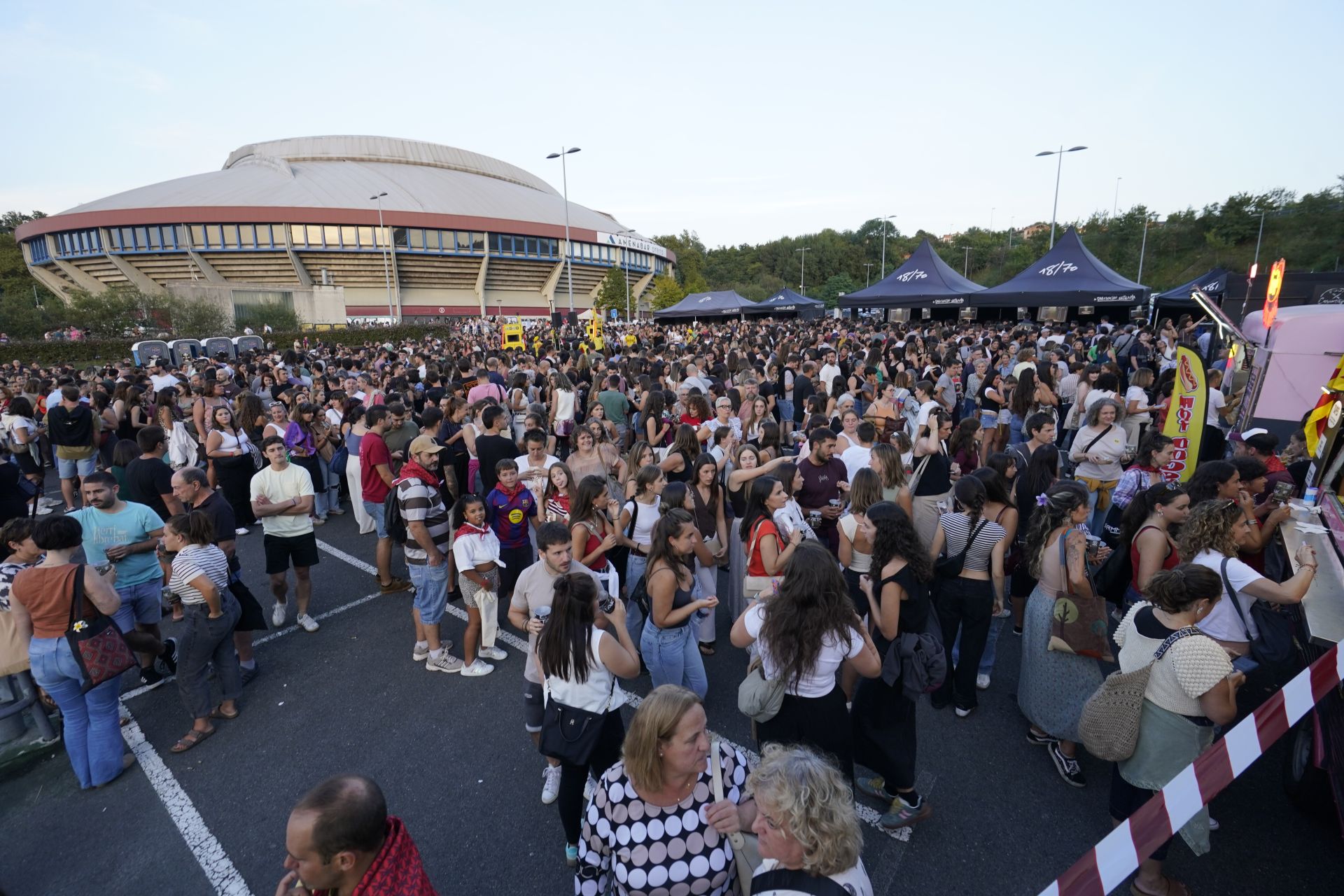 Ambiente de fiesta antes del concierto de Zetak