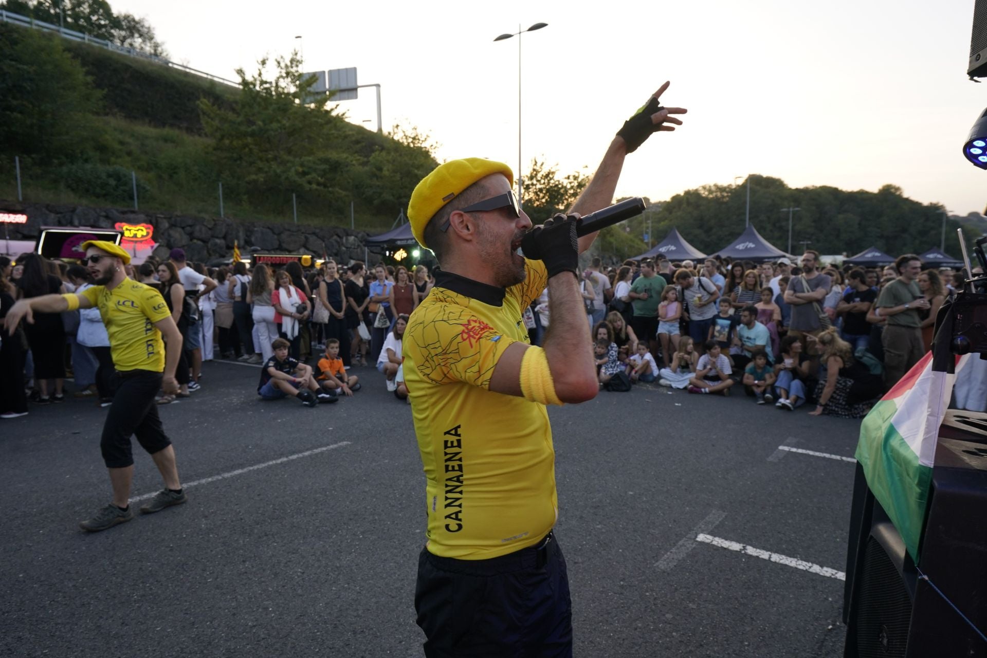 Ambiente de fiesta antes del concierto de Zetak