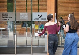 Dos alumnas de la EHU se dirigen al edificio Carlos Santamaría.