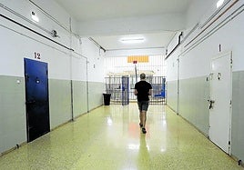 Un hombre camina en una de las galerías del centro penitenciario de Gipuzkoa en el barrio donostiarra de Martutene.