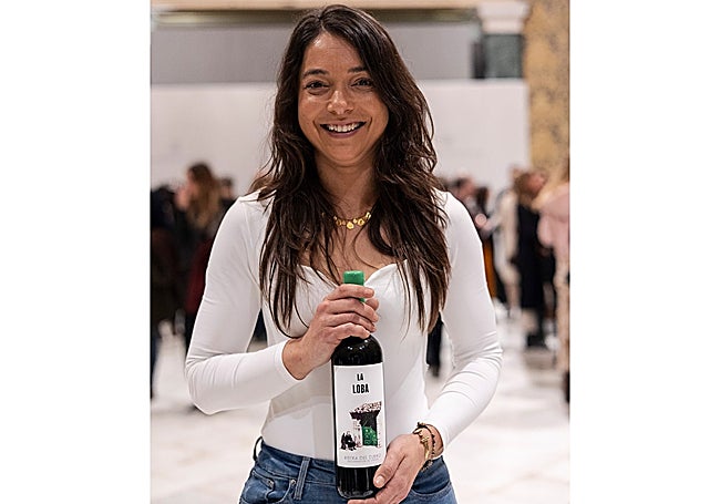 Ana Carazo muestra orgullosa una botella de La Loba.